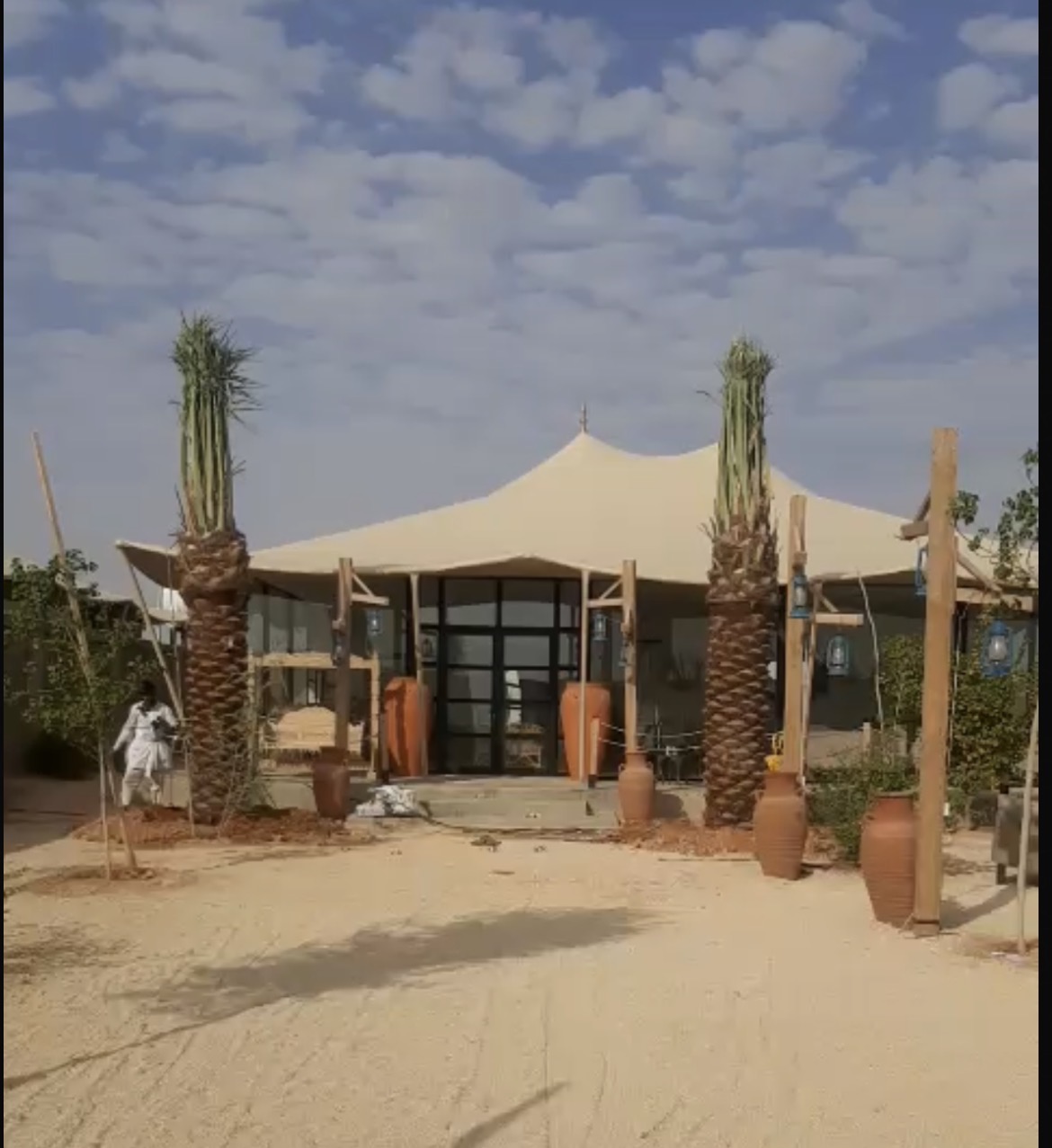 واجهة المنتجع نهارًا